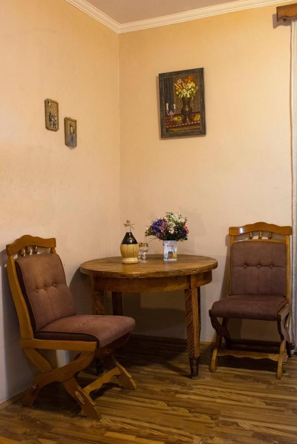 Nino'S Guest House Tbilisi Buitenkant foto