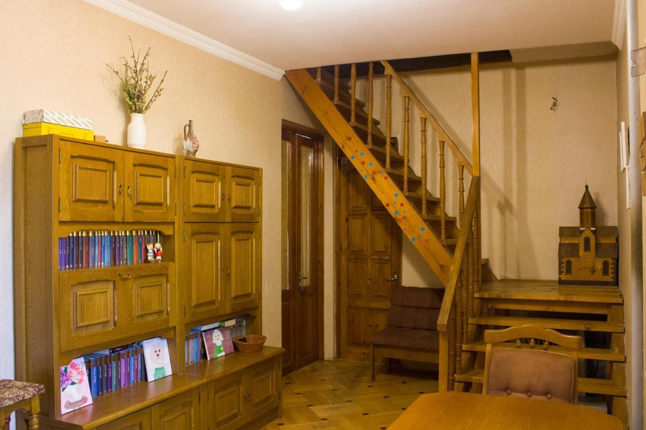 Nino'S Guest House Tbilisi Buitenkant foto